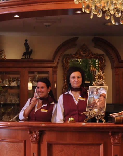 2recepcni_na_recepci__jedna_telefonuje_druha_se_usmiva_vyrez